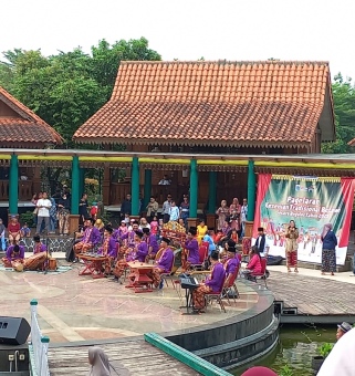 Melestarikan budaya untuk masa deoan indonesia