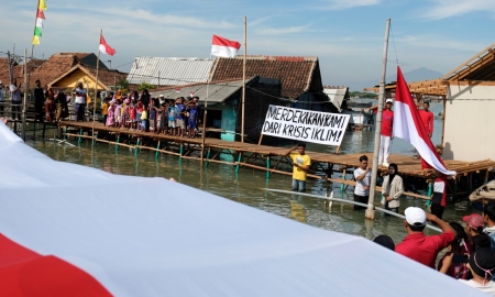 Tak Surut Ikuti Upacara Bendera di Kampung Tenggelam