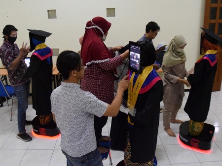 Pemprogaman Robot Wisuda