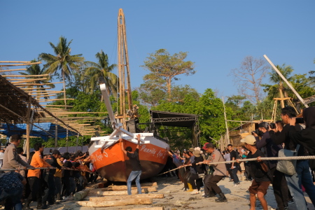 Melihat Tradisi Mendorong Perahu Tradisional Pinisi