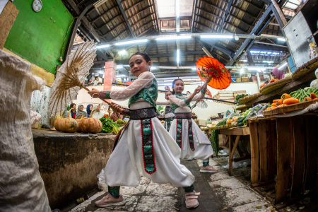 Tari Payung di pasar Gede solo