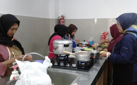 Pelatihan Memasak Ibu-Ibu Kelurahan Gedebage di SMKS Medikacom Bandung