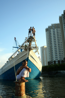 Anak pelaut di Pelabuhan Sunda Kelapa