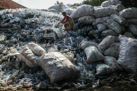 Gunungan Sampah Plastik