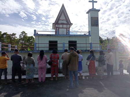 "Manambak" ke makam keluarga