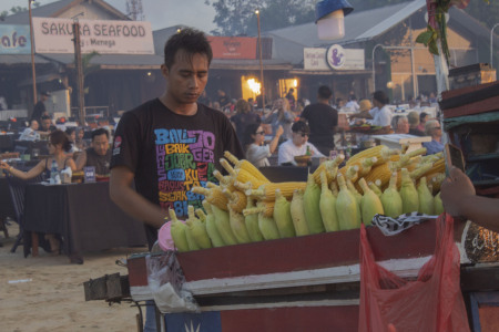 Pedagang menjual Jagung