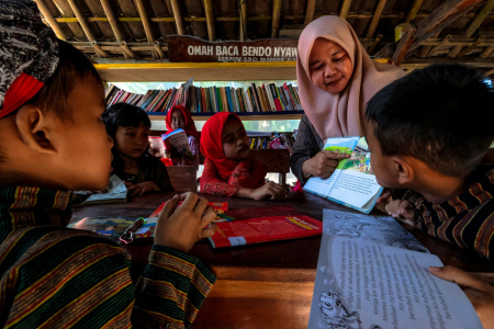 Ibu Maryatun Meningkatkan Literasi Dengan Membaca