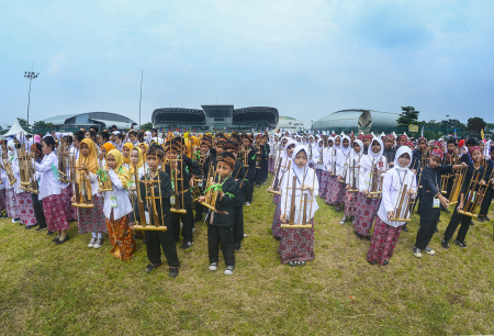 Pertunjukan angklung kolosal oleh siswa SD se Kota Bandung