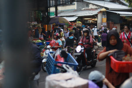 Suasana Ramai Pasar Sanglah di Pagi Hari