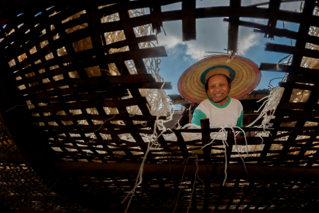 Menjemur mie Lethek tradisional Jawa