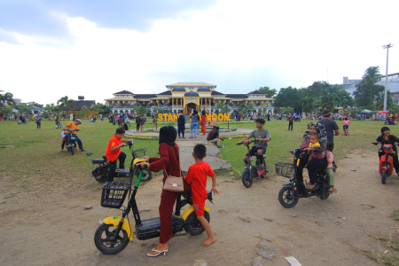 Wisata Sepeda Listrik di Istana Maimun Medan