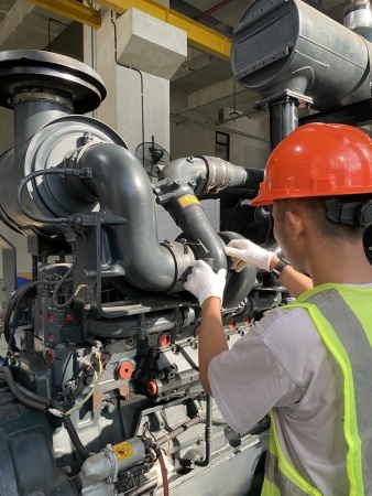 Mahasiswa praktik maintenance Engine Komatsu